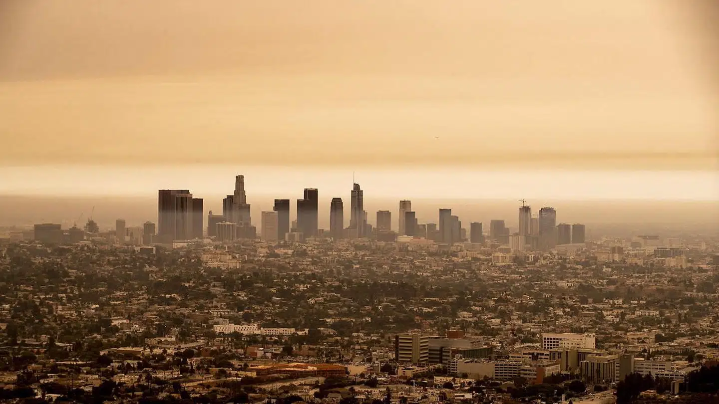 Downtown Los Angeles hyllet ind i smog fra de mange brande nord for byen.