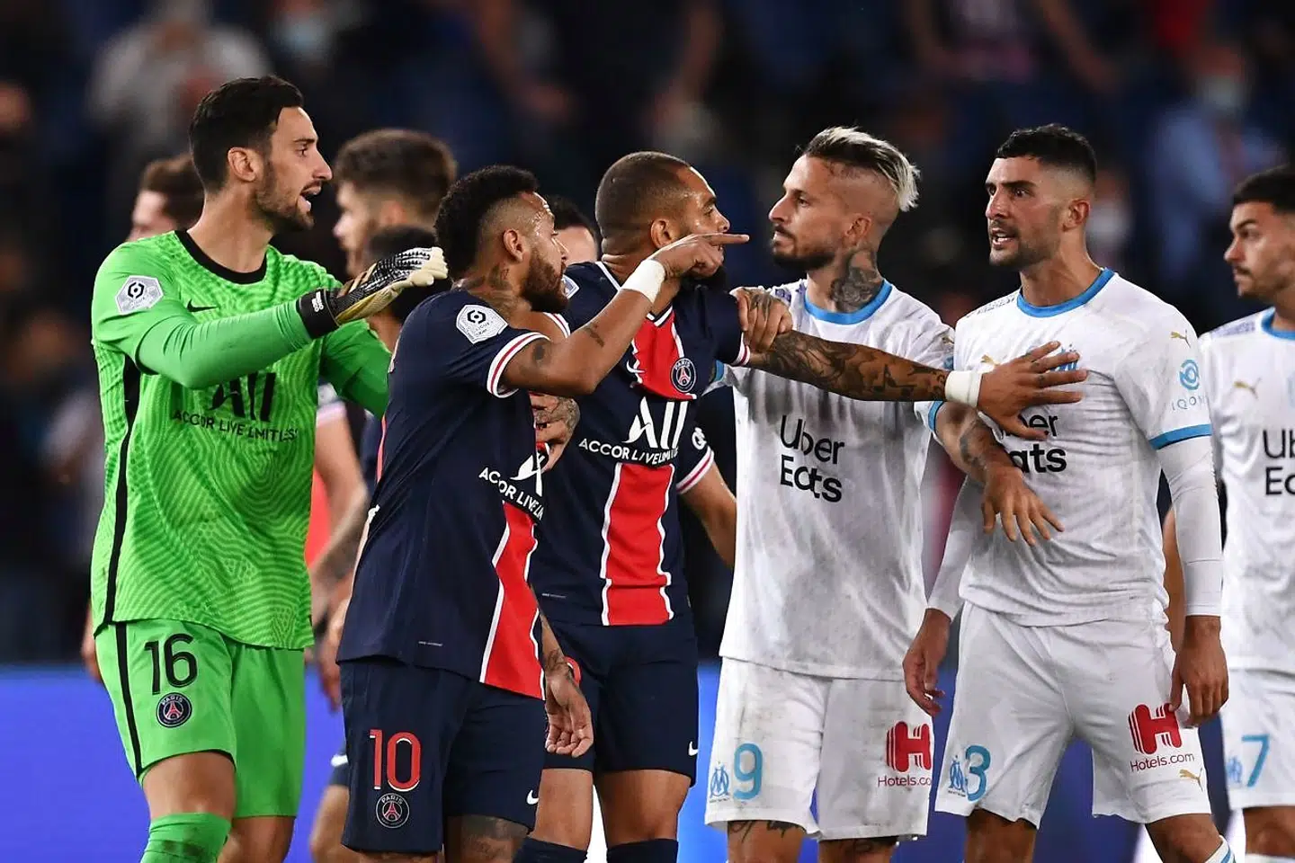 Paris Saint-Germain's players and Marseille's players scuffle at the end of the French L1 football match between Paris Saint-Germain (PSG) and Marseille (OM) at the Parc de Princes stadium in Paris on September 13, 2020. (Photo by FRANCK FIFE / AFP)