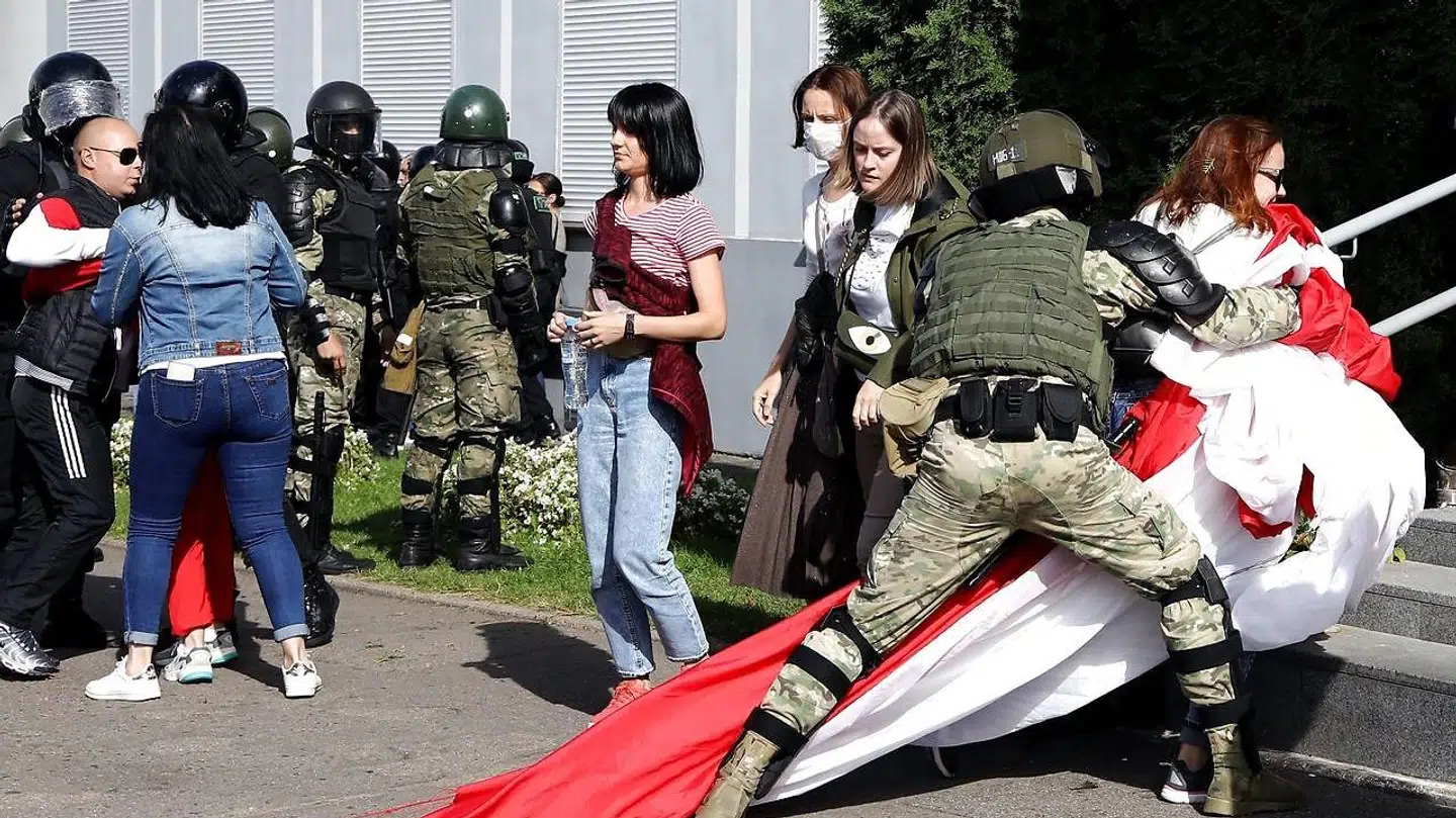 Demonstranterne bliver tilbageholdt og anholdt. (Photo by - / TUT.BY / AFP)