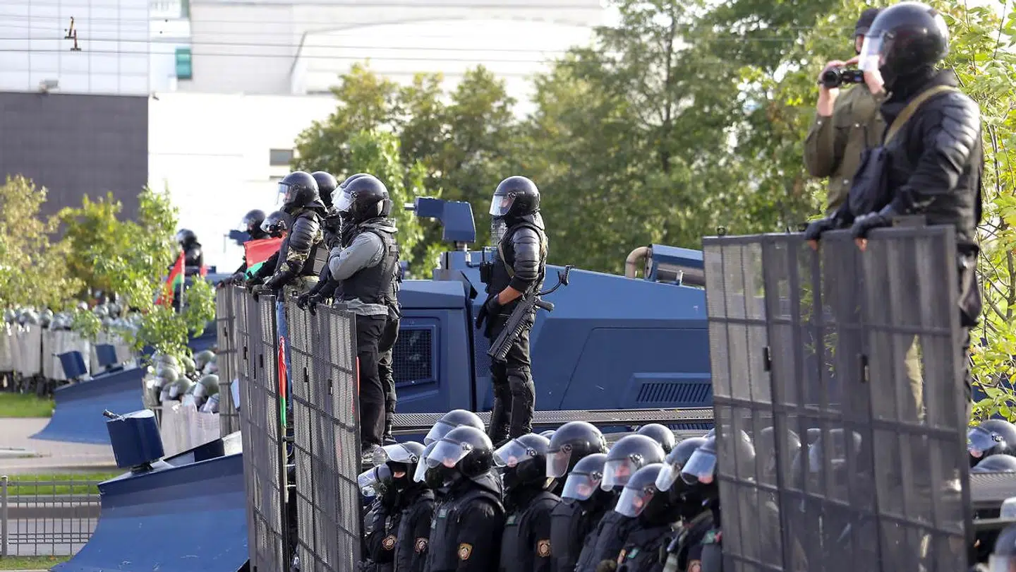 Politiet har taget tunge skøts med for at forsvare sig mod demonstranterne. Tut.By/REUTERS