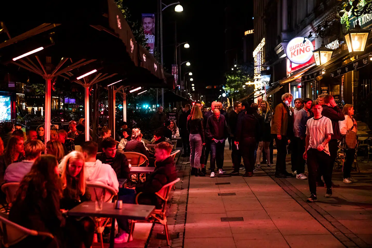 Natteliv i Indre København, lørdag den 12. september 2020. Den seneste tids smittestigning får regeringen til at forudse flere restriktioner. Det kan blive øget brug af mundbind, som bliver bakket op af professor. Det skriver Ritzau, søndag den 13. september 2020.. (Foto: Ólafur Steinar Rye Gestsson/Ritzau Scanpix)