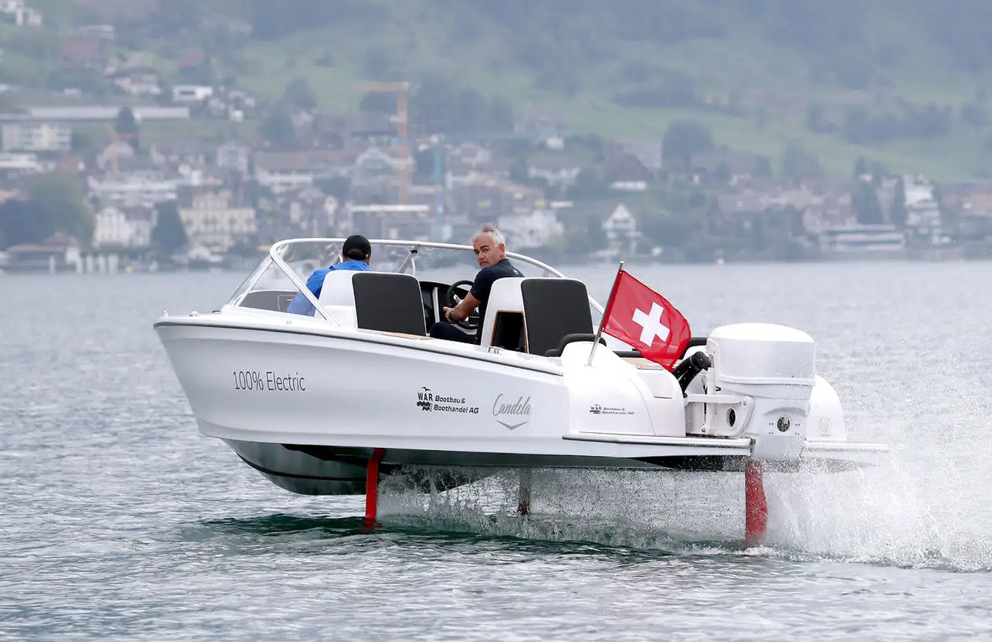 Den elektriske speedbåd Candela Seven på Lüzernsøen i Schweiz.