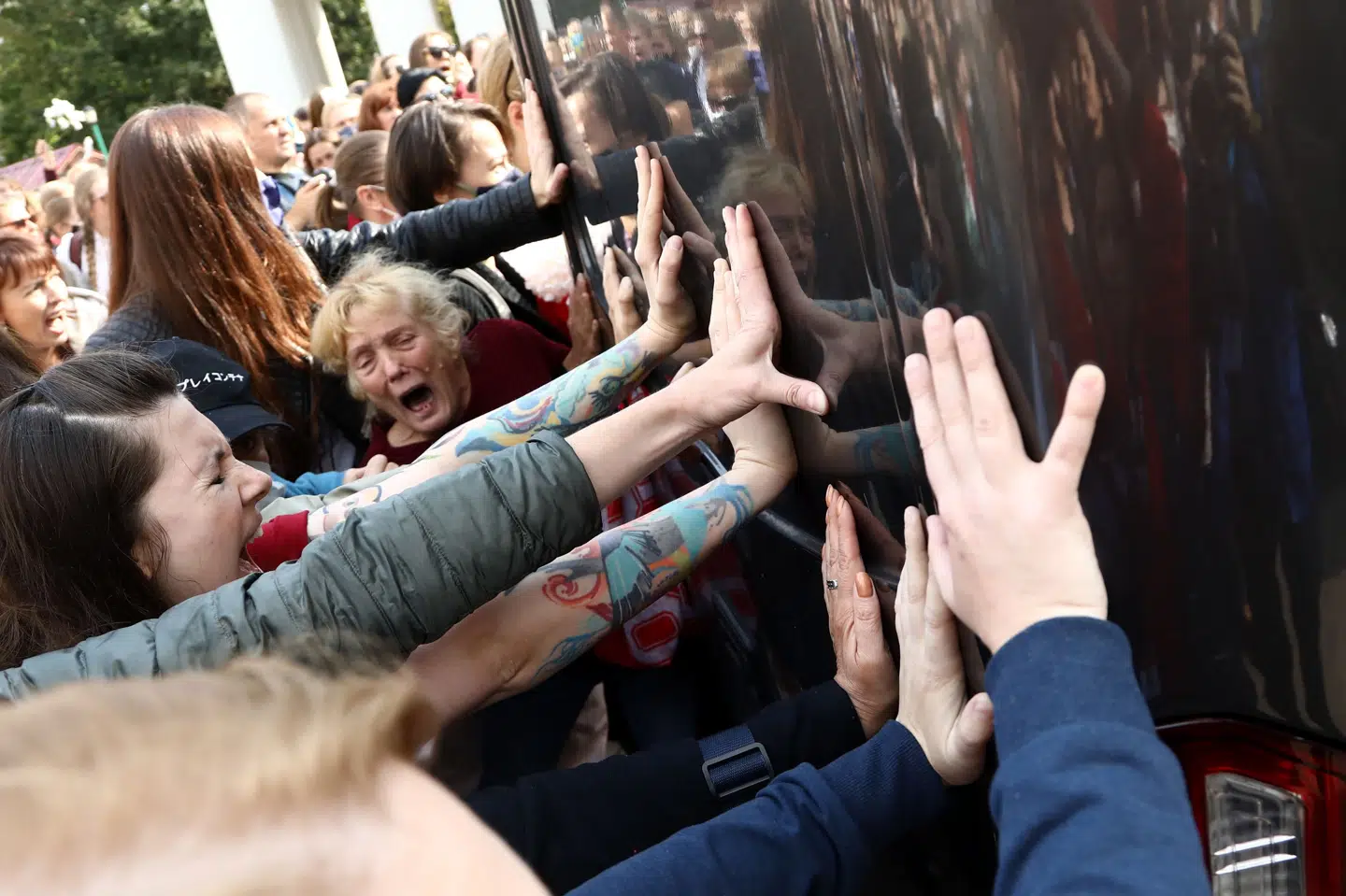Hviderussisk politi foretog lørdag mindst 46 anholdelser af demonstranter, da tusindvis af mennesker var samlet i Minsk til nye protester mod styret omkring præsident Aleksandr Lukasjenko. -/Ritzau Scanpix