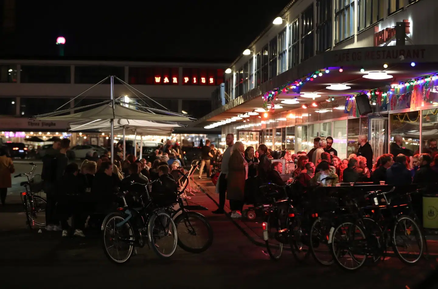 Mange mennesker var samlet i Kødbyen lørdag aften.