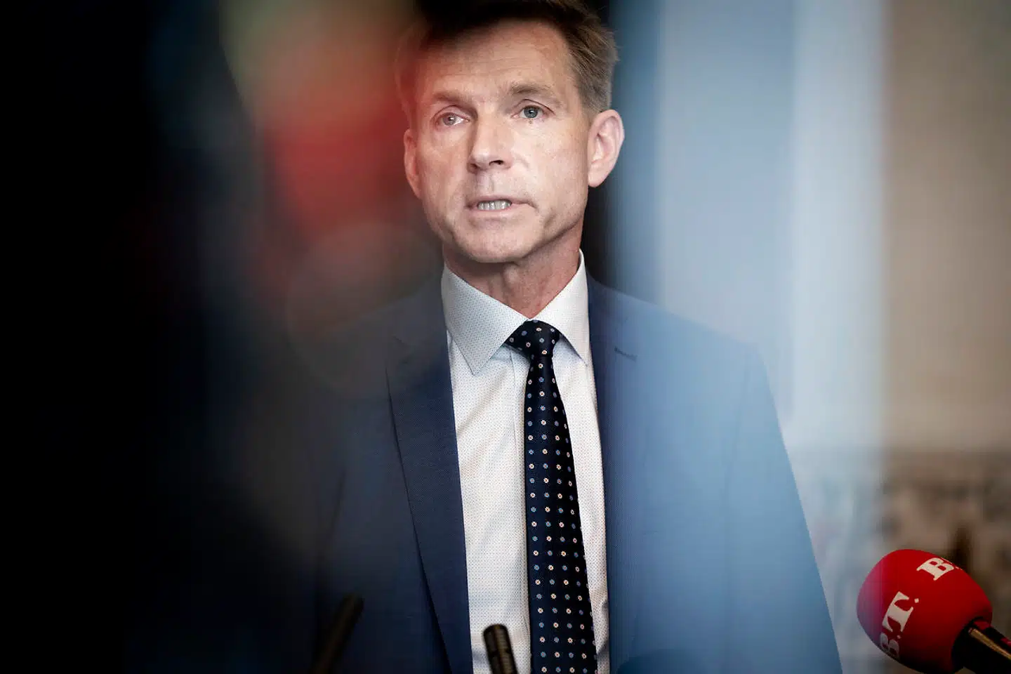 Der er bekymring i Dansk Folkeparti over en ny bog om partiformand Kristian Thulesen Dahl, der udkommer på mandag. På et internt møde sent torsdag eftermiddag gjorde Thulesen Dahl det klart, at bogen i hans optik vil forsøge at miskreditere ham og partiet. Særligt ét kapitel får nervøsiteten til at brede sig.