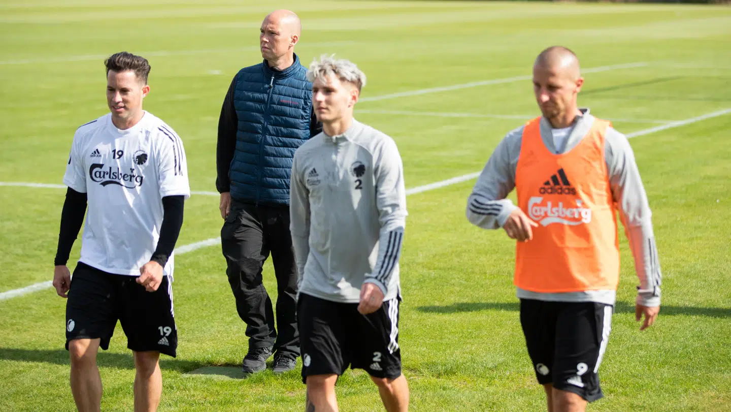 Vagten følger Wilczek rundt på anlægget. Her ses han i baggrunden.