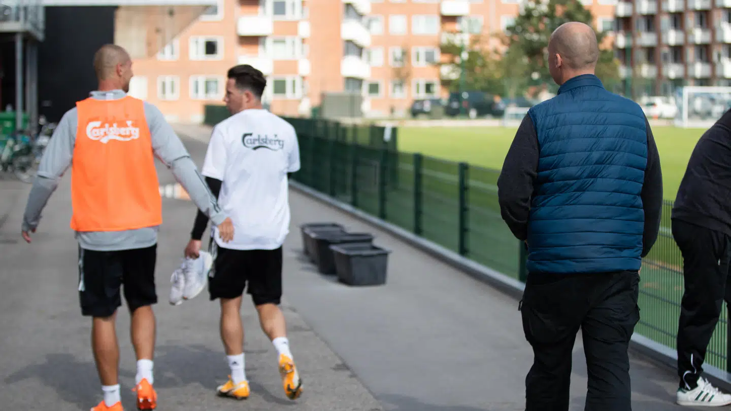 Vagten følger også efter polakken efter træning.