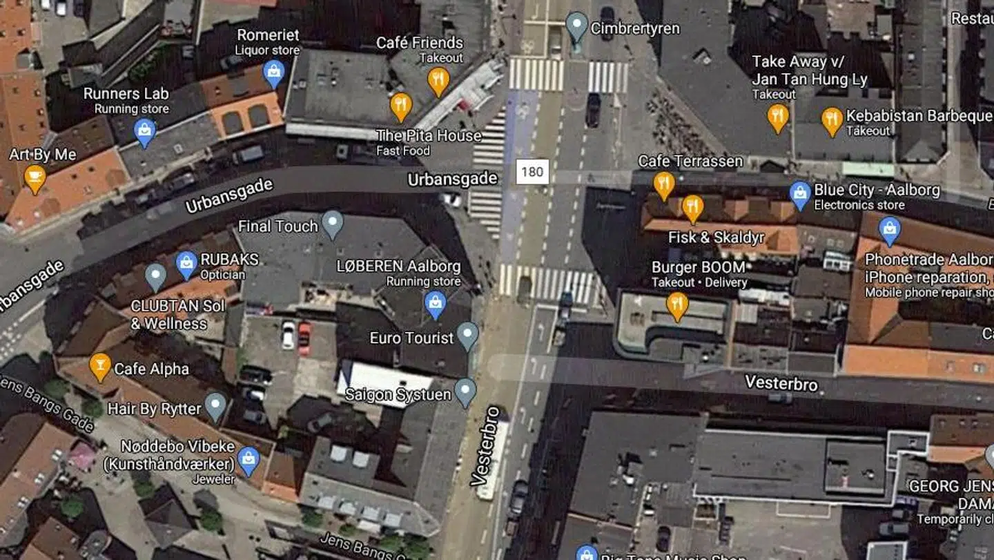 Kvinden kørte i krydset mellem Urbansgade og Vesterbro, da den første anmedelse indløb hos politiet.