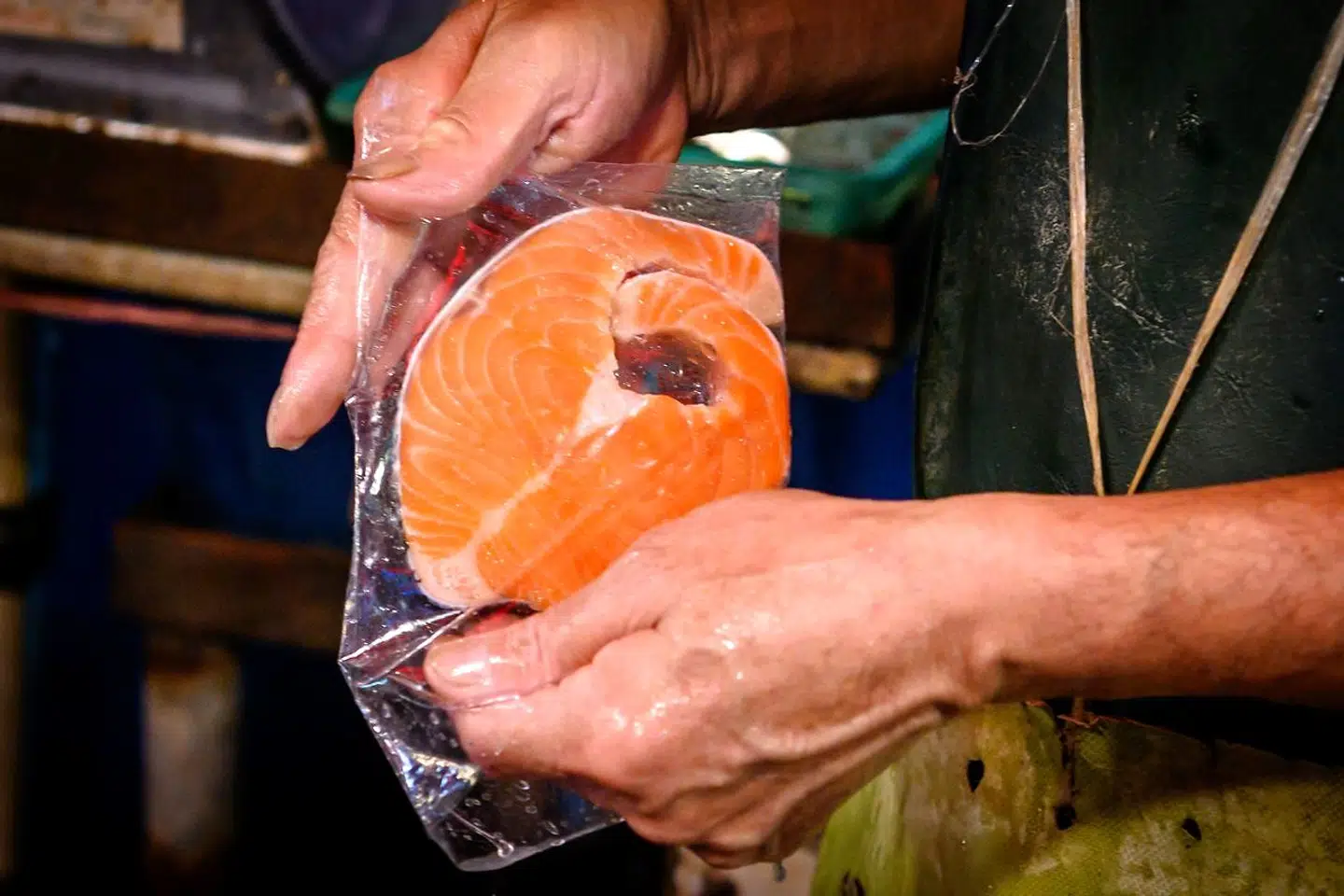 Et stykke laks på Khlong Toei-markedet i Bangkok i Thailand.