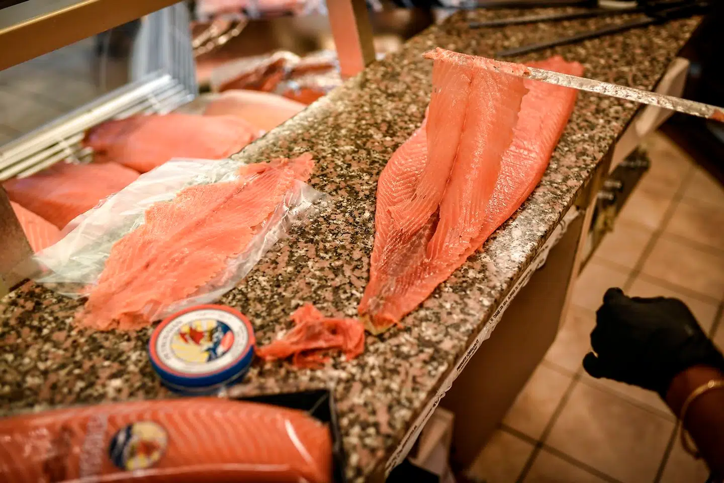 Her ses laks i forskellige udskæringer i en luksusbutik i Paris, Frankrig.