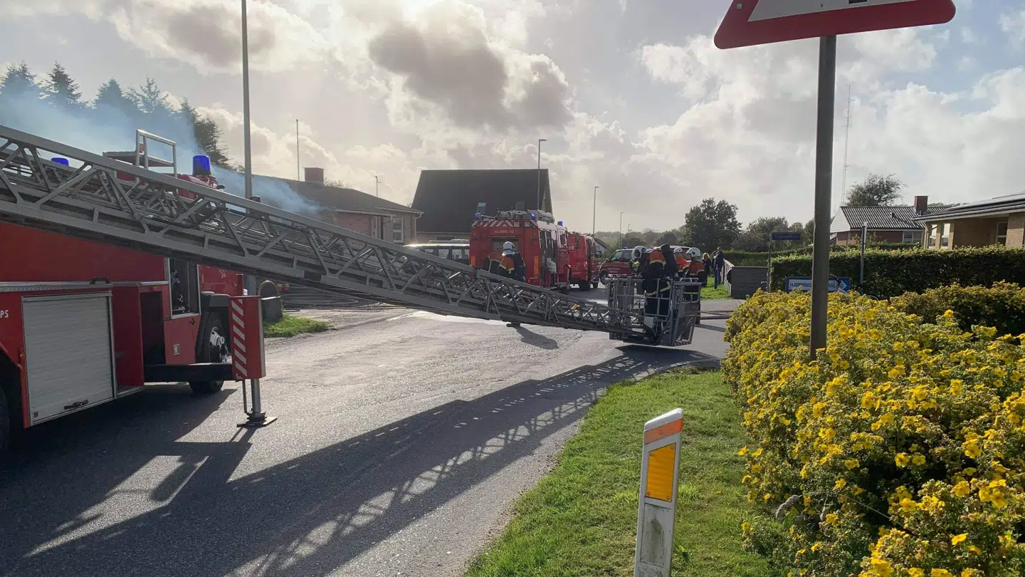 Seneste melding lyder, at brandvæsnet har branden under kontrol.