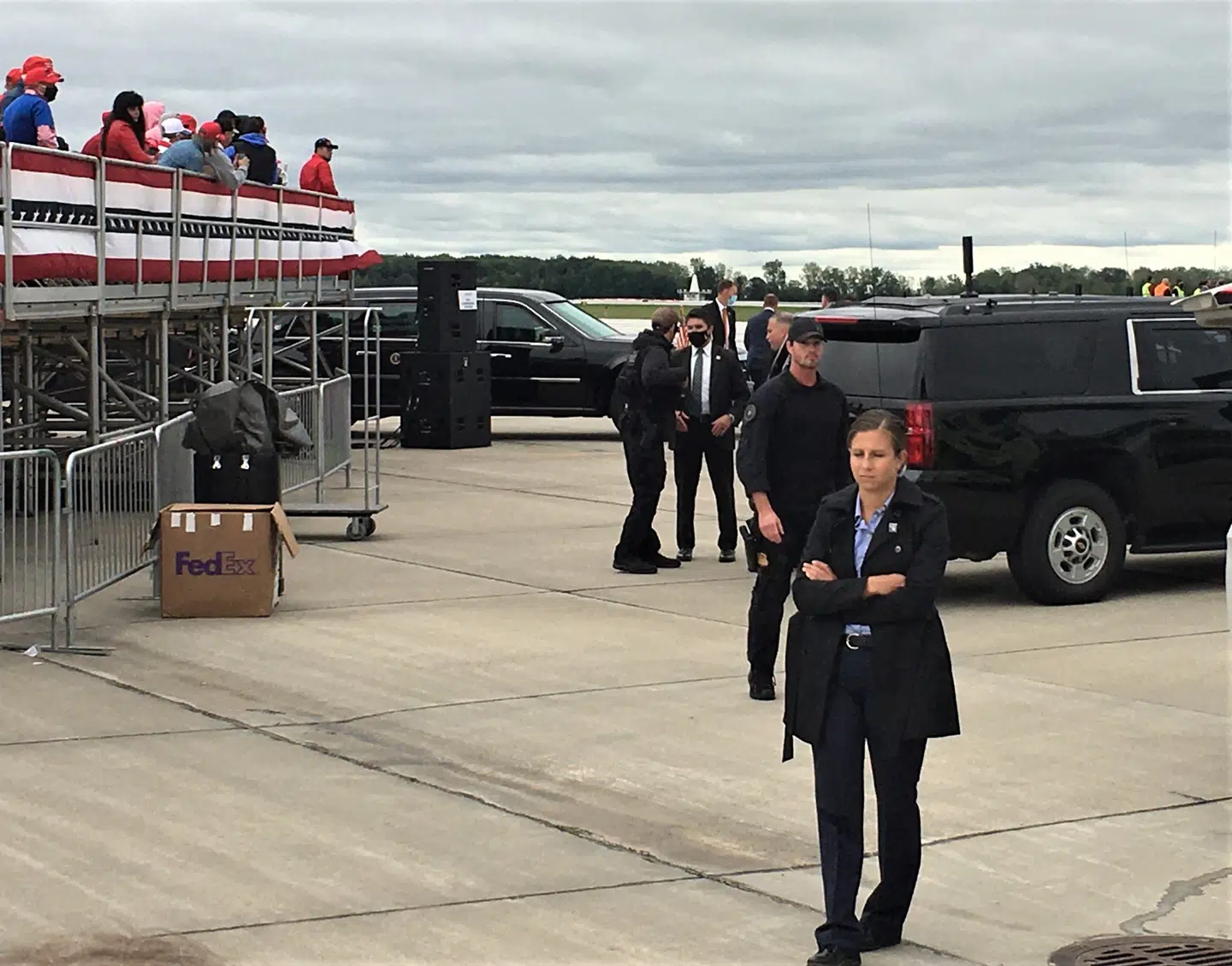 Secret Service sørger for, at både agenter og køretøjer er i position, før præsidenten ankommer. I baggrunden ses Trumps skudsikre bil.