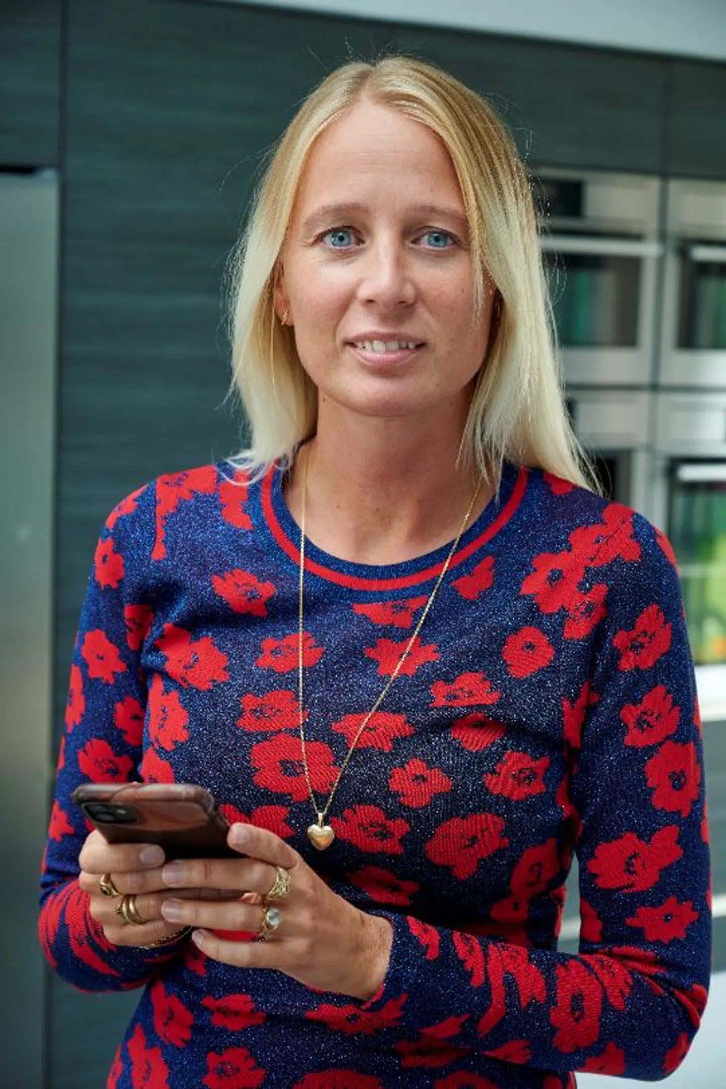 »Just do it.« Anne Sofie Kiilerich Aamann køber og sælger aktier gennem en app på sin telefon.