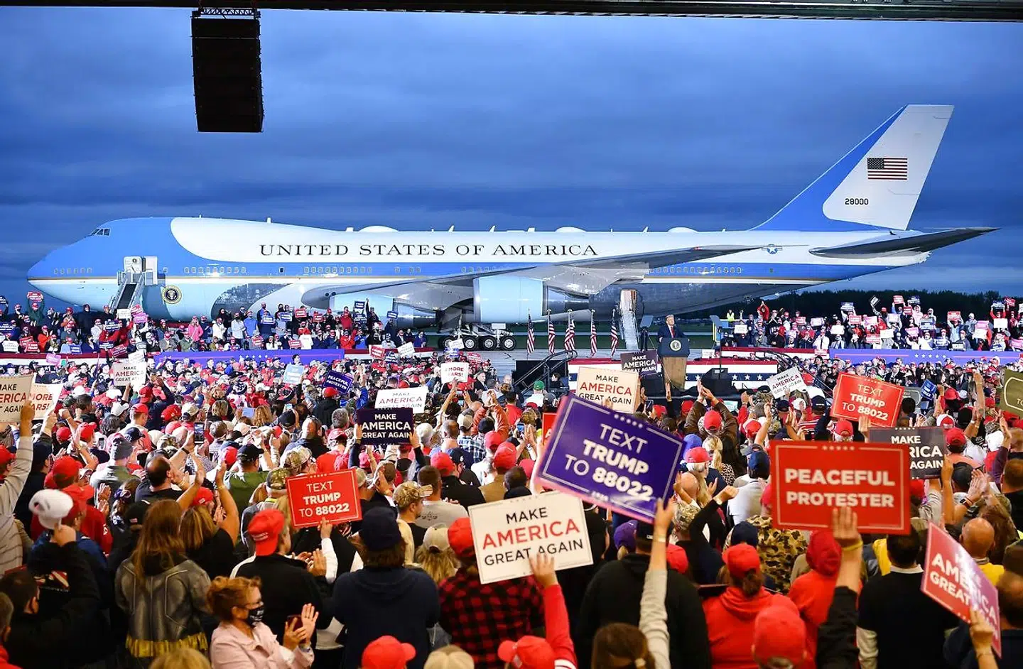 Air Force One dannede dramatisk baggrund for Trumps tale i Michigan.