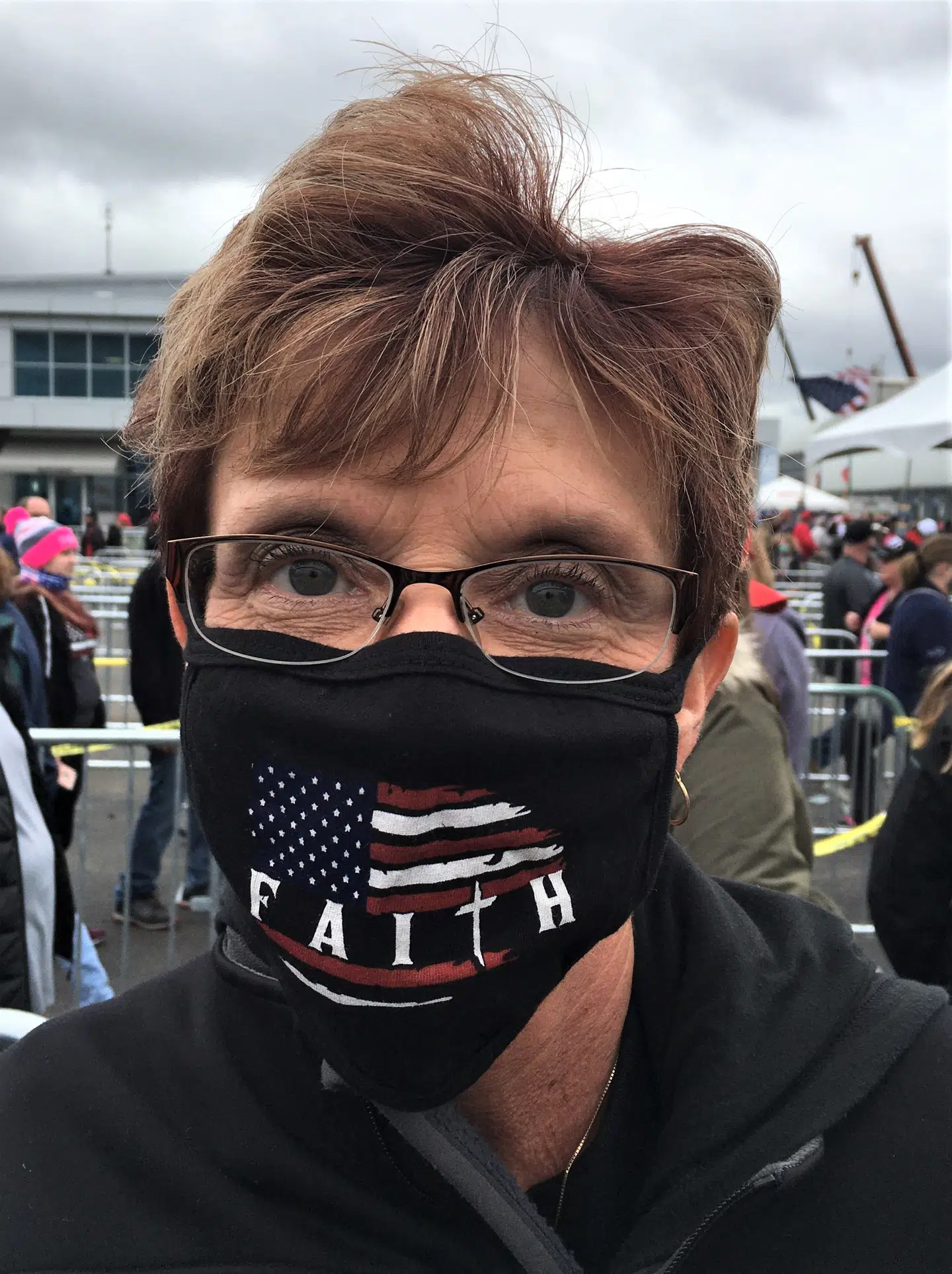 Joanne har fuld tillid til Jesus .... og Trump. På T-shirten står der. 'Jesus er min frelser, Trump er min præsident'.