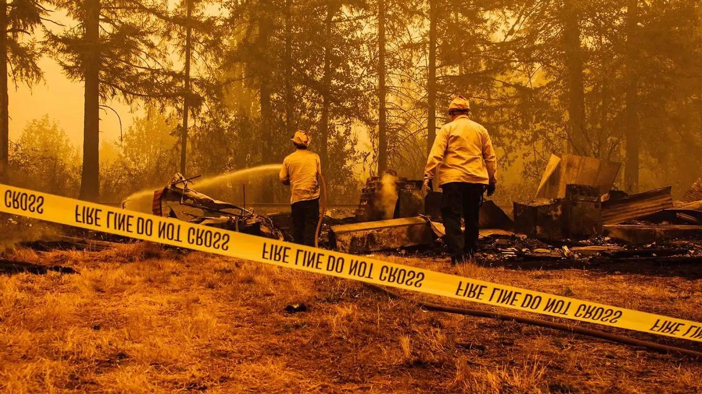 Brandvæsnet kæmper stadig med at få kontrol over de massive brande.
