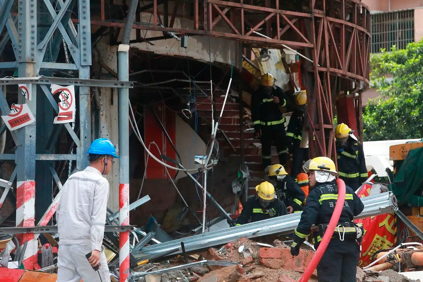 Brandmændene i gang med at efterslukke den brand, der opstod efter gasekplosionen i hotellet i Zhuhai i Kina,