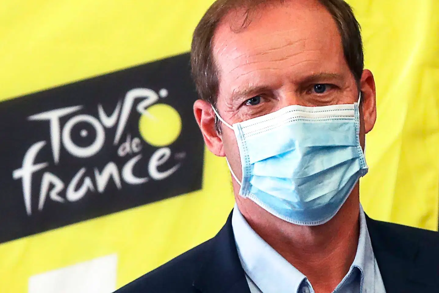 Løbsdirektør Christian Prudhomme fra ASO har flere gange slået fast: To corona-tilfælde på et hold – og så er det exit fra Tour de France. Nu er han selv sendt hjem fra løbet efter en positiv covid-19-test.