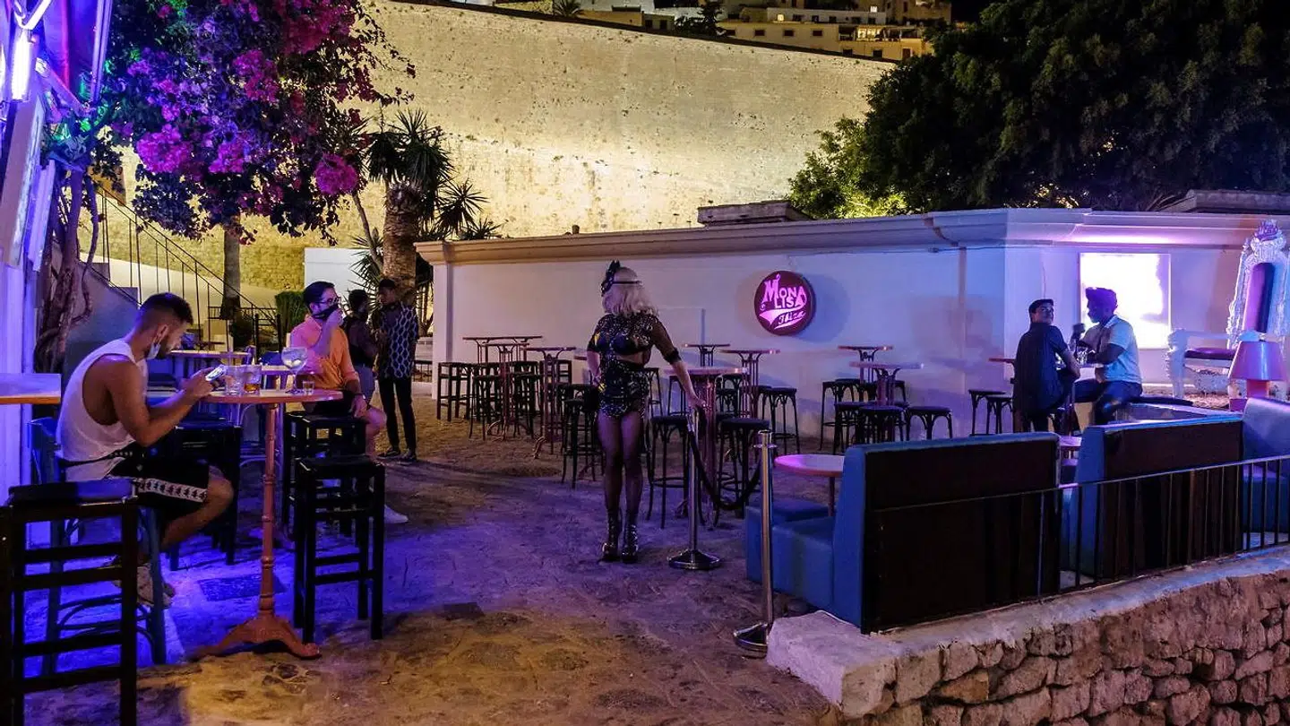 Barerne på Ibiza, som før boomede, er nu næsten tomme.