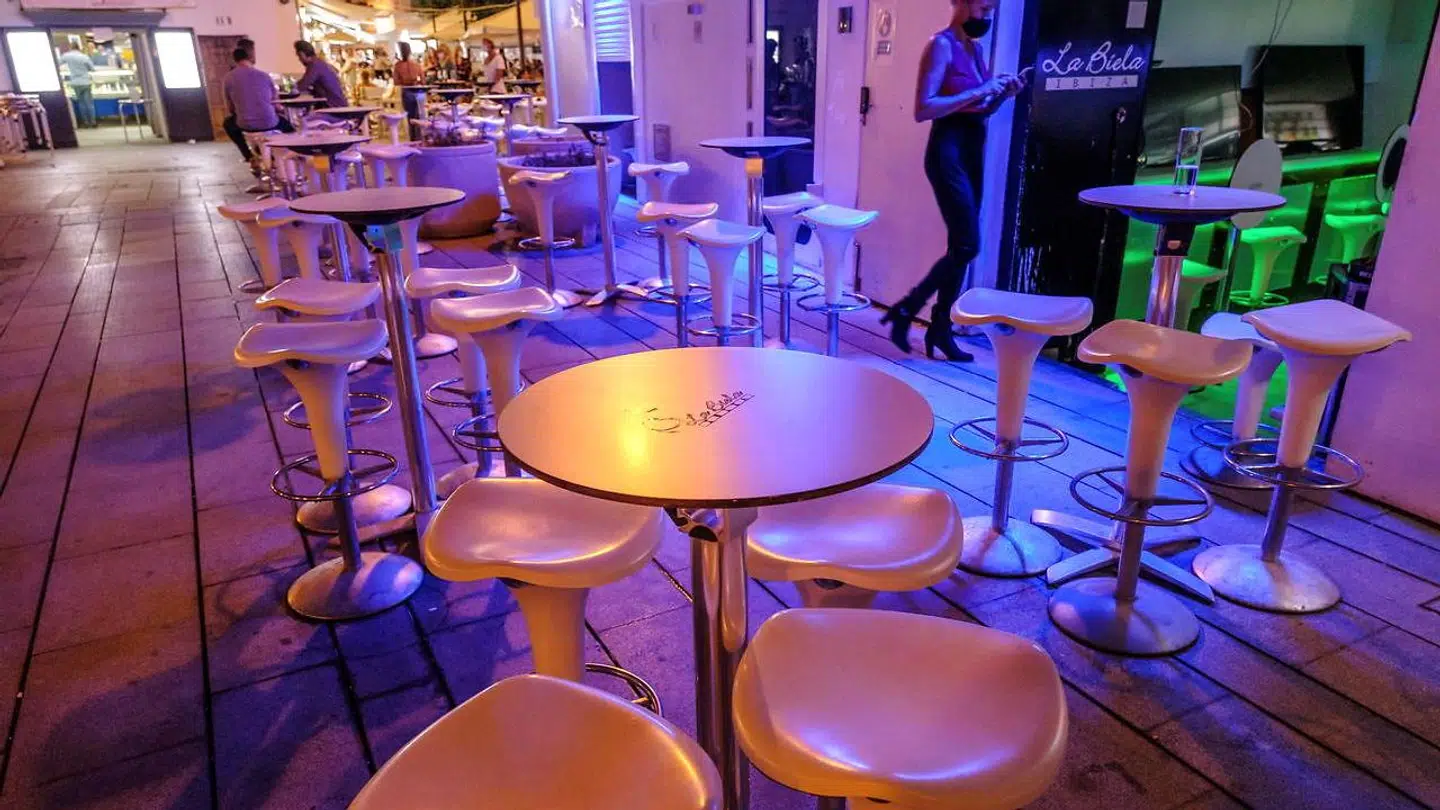 En helt tom bar i Ibiza, der er hårdt ramt af coronakrisen.