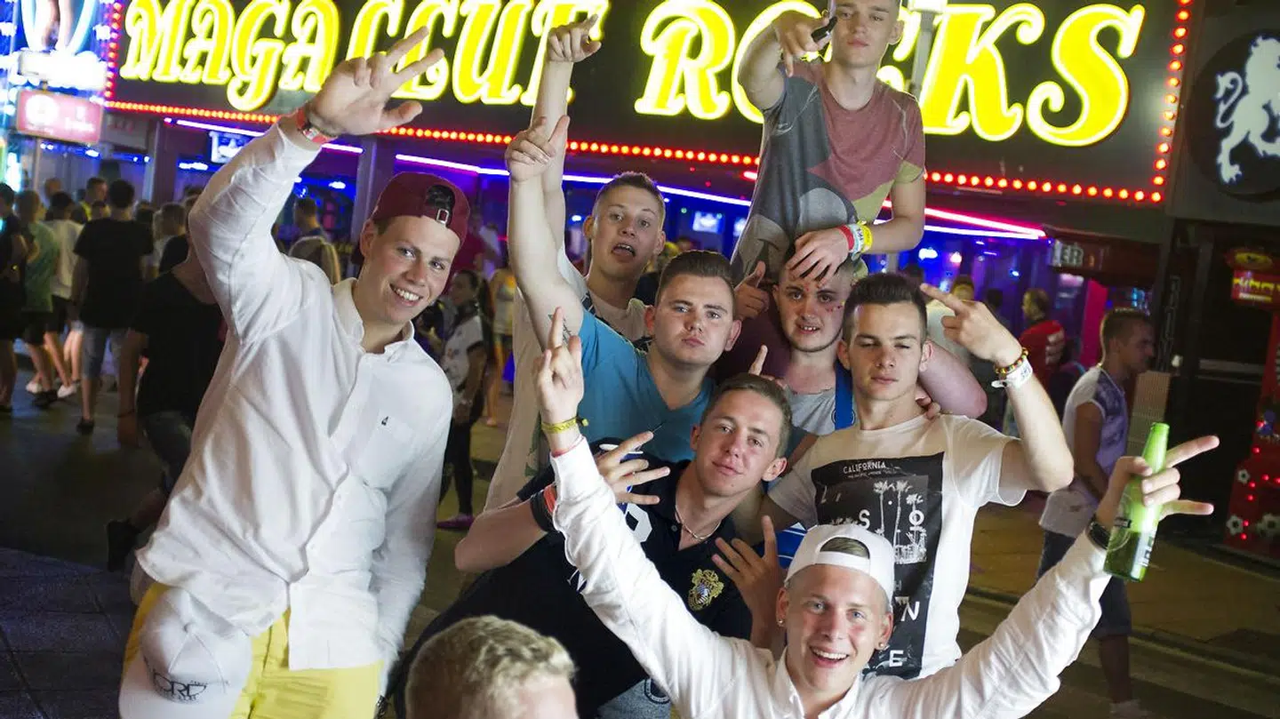 Unge briter i Magalufs festgader for år tilbage. Nu er der næsten tomt.