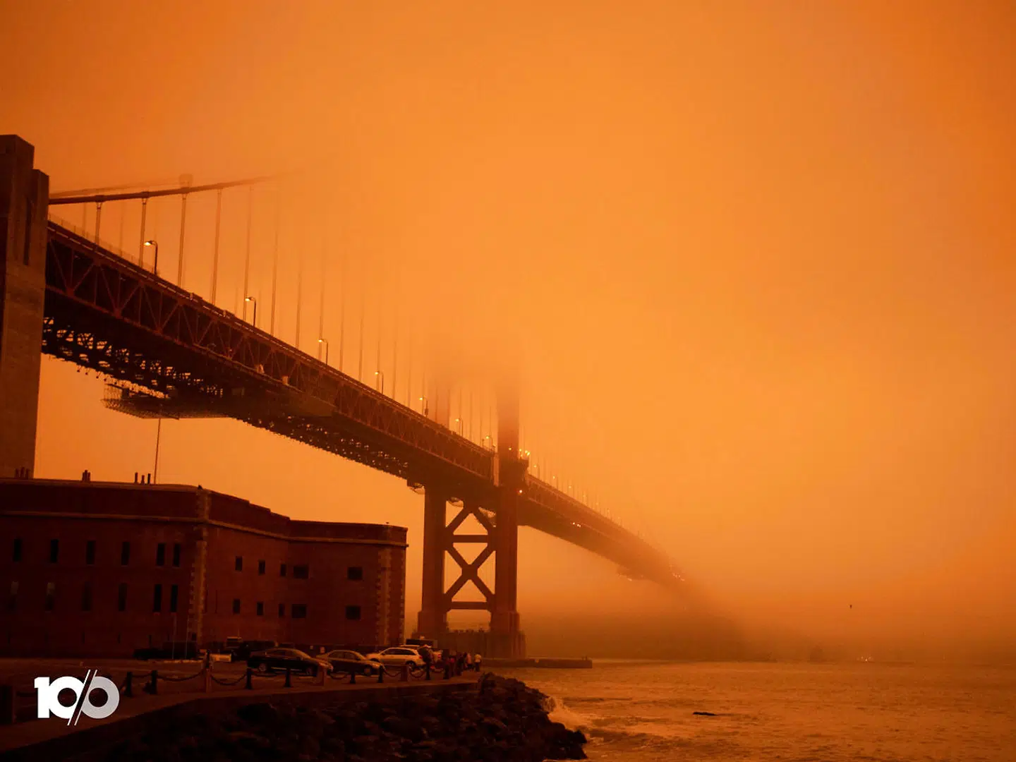 Orange himmel over Golden Gate Bridge i San Francisco, Californien.