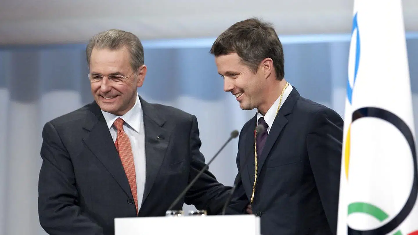 Det kan hurtigt gå galt, når man blander det royale liv med politik. Det fik kronprins Frederik at føle i 2016, hvor han som medlem af den internationale Olympiske Komité (IOC) gik imod regeringens beslutning og stemte imod at udelukke Rusland fra OL på grund af statsstøttet doping.