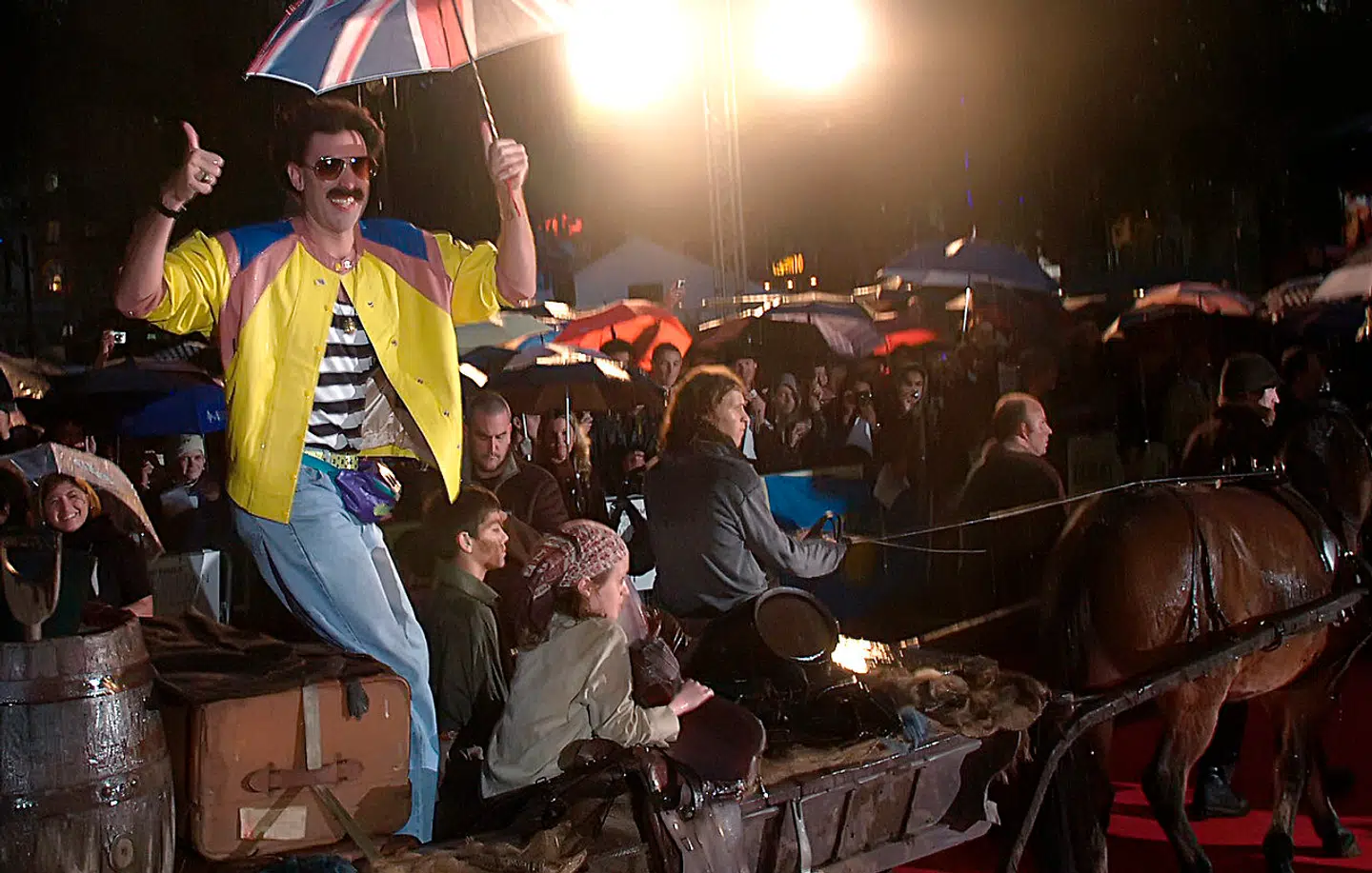 Komikeren Sacha Baron Cohen ankommer til Leicester Square i en hestevogn for at overvære den britiske premiere på filmen 'Borat'.