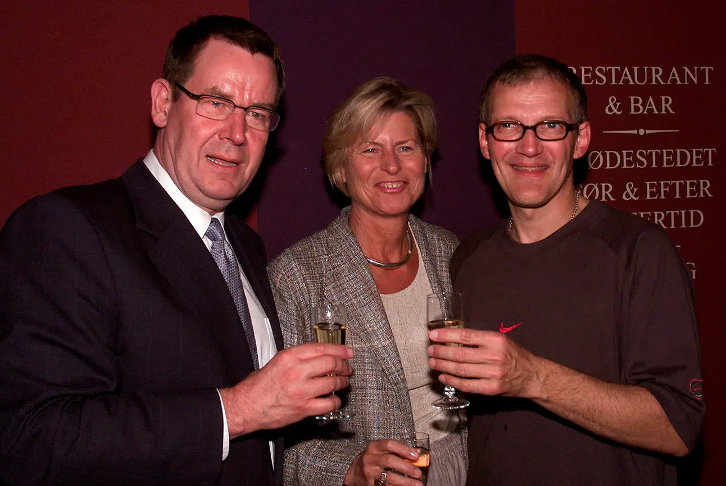 Lone Dybkjær og Poul Nyrup Rasmussen hilser på Preben Kristensen ved premieren på Tivoli Revyen i 2000.