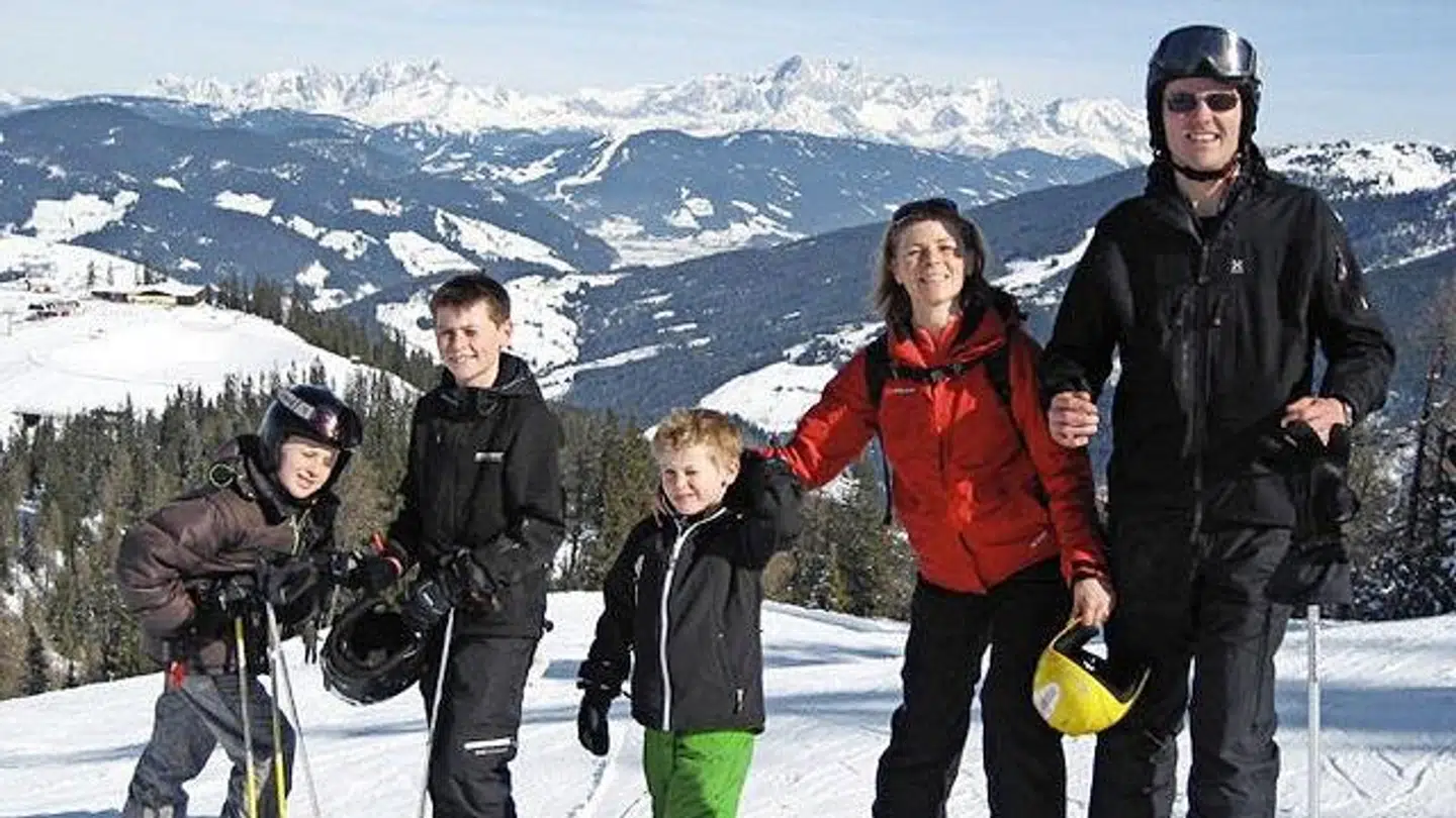 Familien var i 2010 på skitur i St. Johann Im Pongau i Østrig. Drengene var hhv. 6, 10 og 12 år gamle.