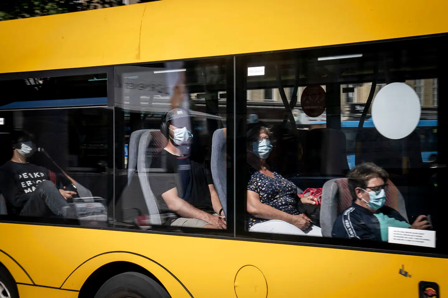 Passagerer i en bus med mundbind. (Foto: Mads Claus Rasmussen/Ritzau Scanpix)