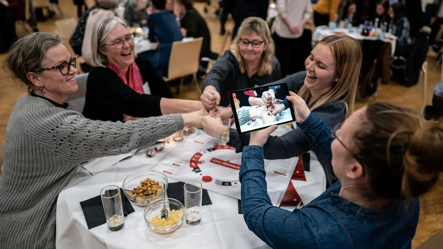 Medarbejdernes kendskab til virksomhedens strategi er et af de steder, hvor Sparekassen Kronjylland skiller sig positivt ud. Her er fem medarbejdere i gang med et strategispil.