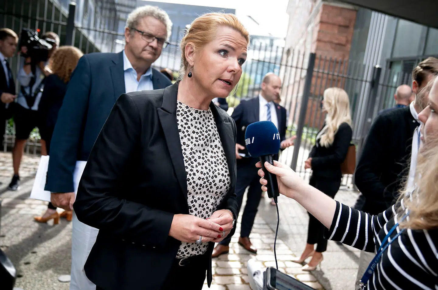 Justitsminister Nick Hækkerup (S) byder partierne med bl.a. Inger Støjberg fra Venstre velkommen til forhandlinger om ny politireform, i Justitsministeriet tirsdag 25. august 2020. (Foto: Liselotte Sabroe/Ritzau Scanpix)