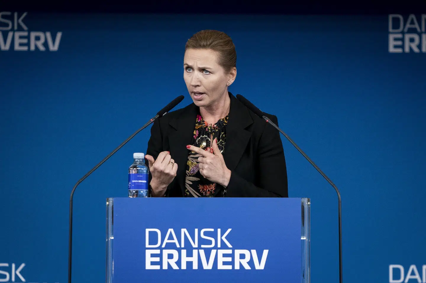 Mens statsminister Mette Frederiksen (S) torsdag holdt tale ved Dansk Erhvervs Årsdag, meddelte Socialdemokratiets gruppeformand, at partiet ikke vil forbyde religiøs omskæring af drenge. Også Venstre er imod et forbud. Liselotte Sabroe/Ritzau Scanpix