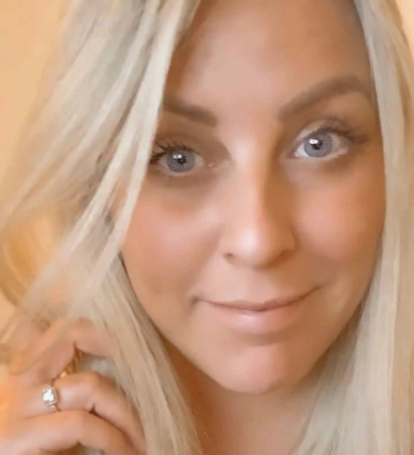Tina Andersen kører VW Passat fra 2008. Hun er mor til to og er for tiden på dagpenge.» Jeg har ikke råd til at sælge den (nu med endnu mere tab) og købe en nyere bil med den situation, jeg er i lige nu. Bilen er i forvejen intet værd, men den kører så fint, og den er nysynet. Hvorfor skulle jeg dog skille mig af med noget så fantastisk, når jeg ikke kan få tilsvarende lige nu?«