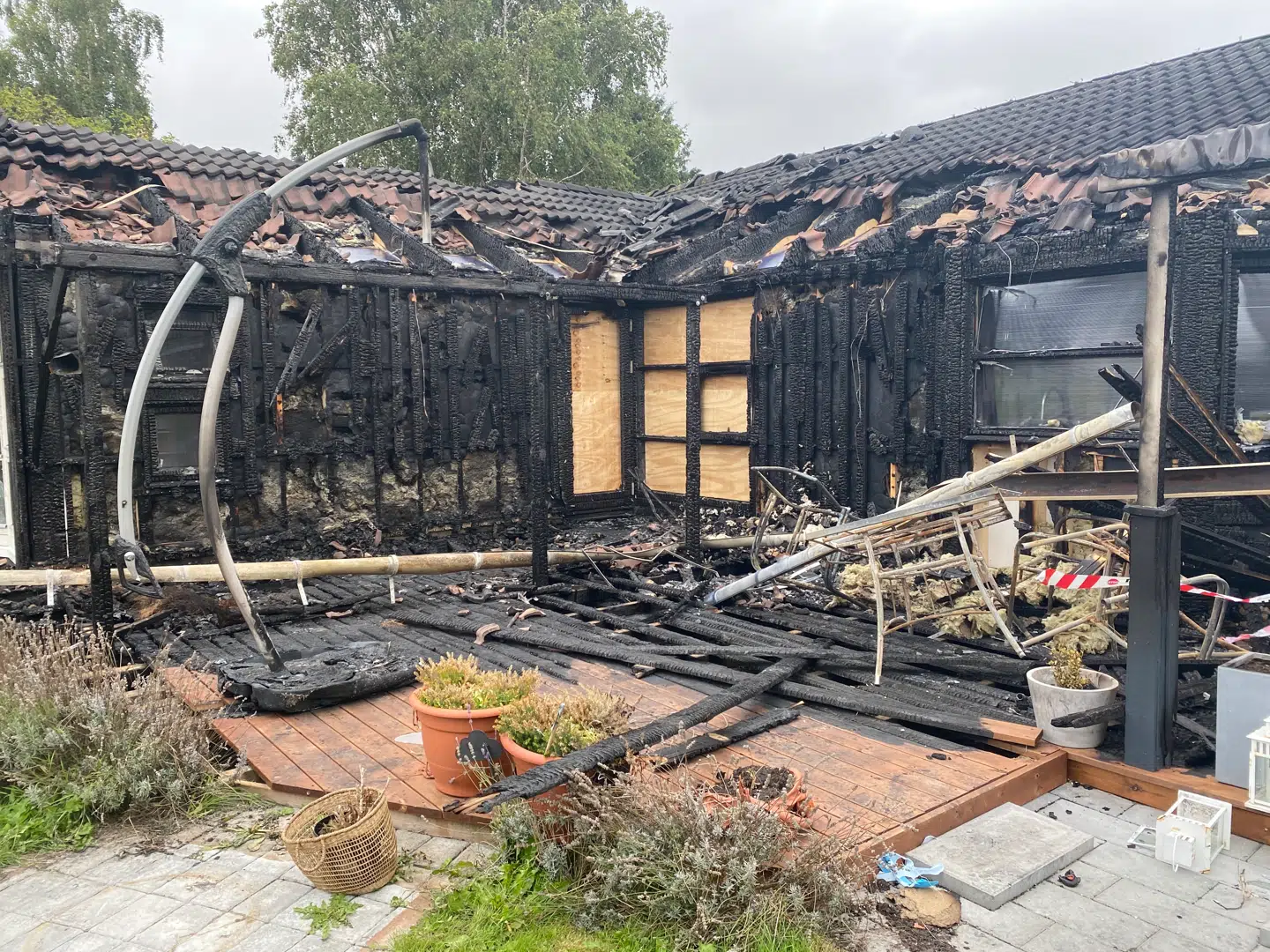 Aistrup-familien i Jyllinge vågnede natten til søndag op til et hus, der var i brand.