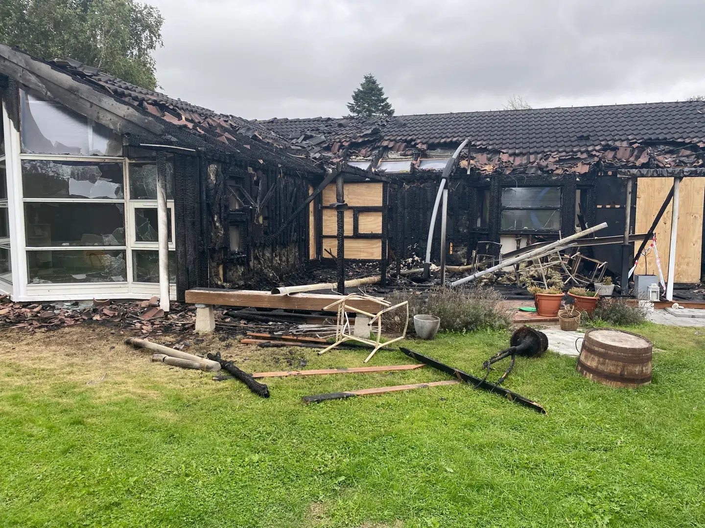 Aistrup-familien i Jyllinge vågnede natten til søndag midt i et hus i brand.