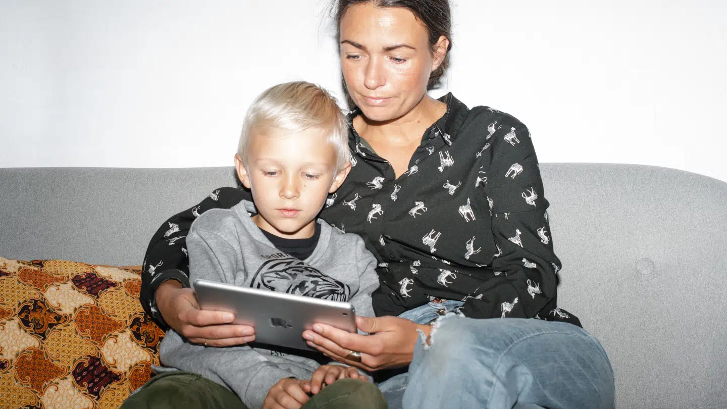 Karla sammen med sin seksårige søn. Foto: Michael Nørgaard/Byrd.