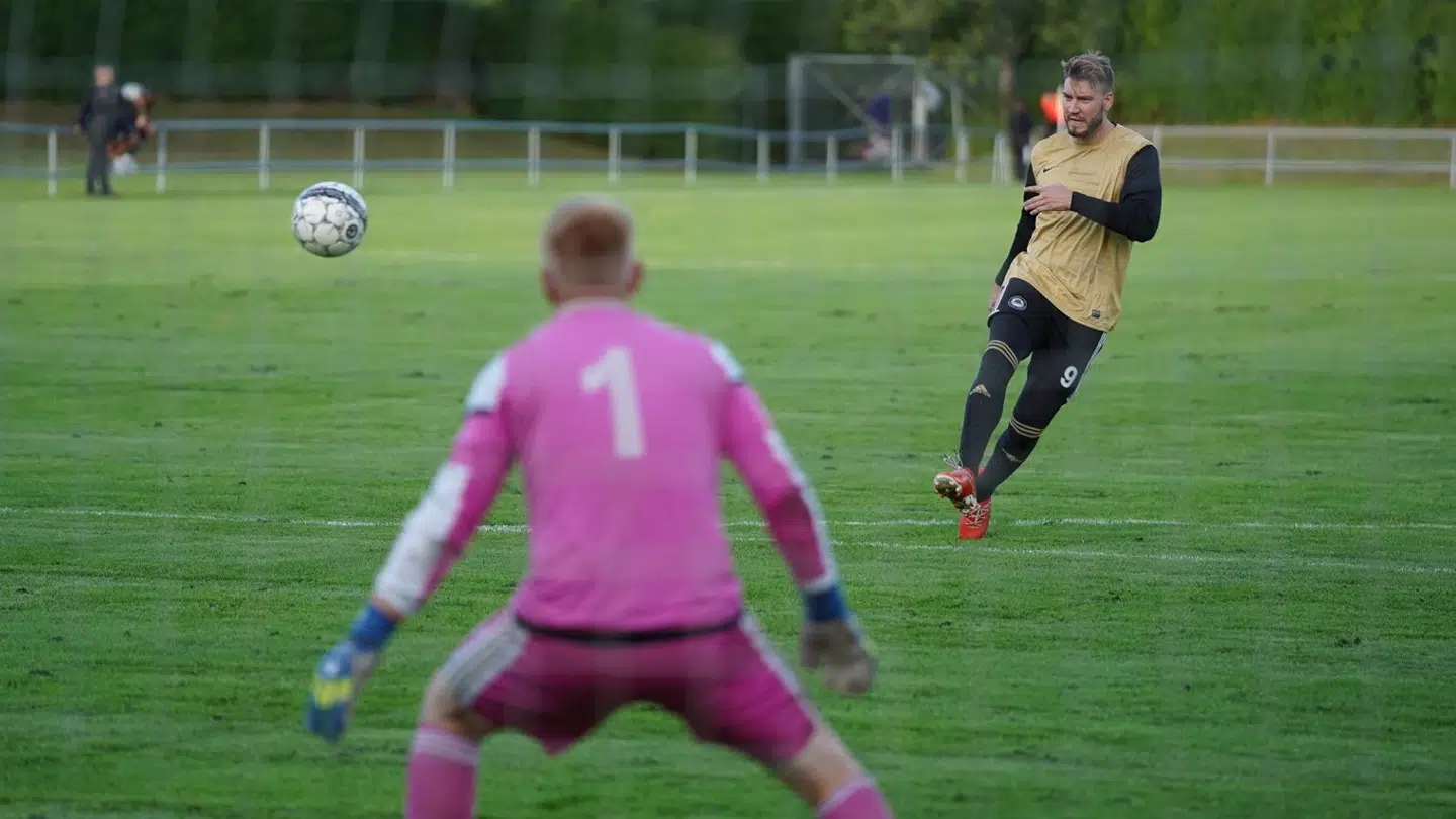 Nicklas Bendtner er tilbage på fodboldbanen.