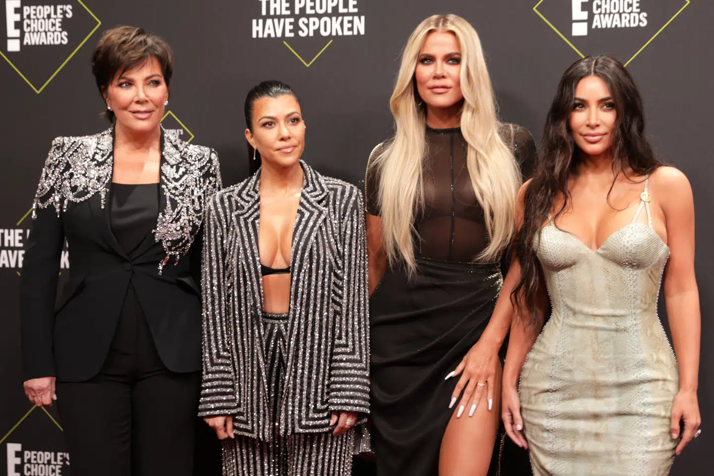 Fra venstre til højre ses Kris Jenner, Kourtney Kardashian, Khloe Kardashian og Kim Kardashian ved People's Choice Awards i Californien i 2019. Monica Almeida/Reuters
