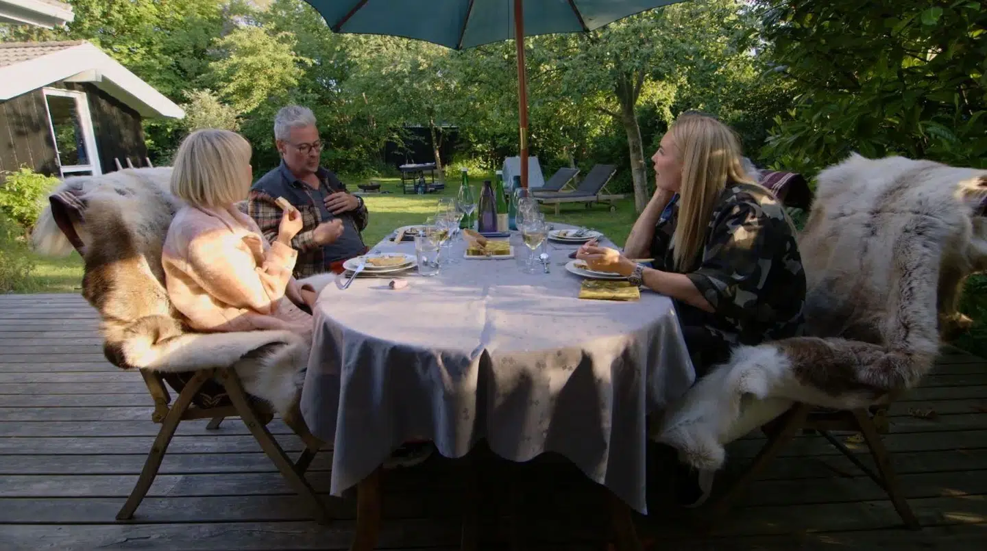 De øvrige gæster lytter chokeret til Rane Willerslevs historier.