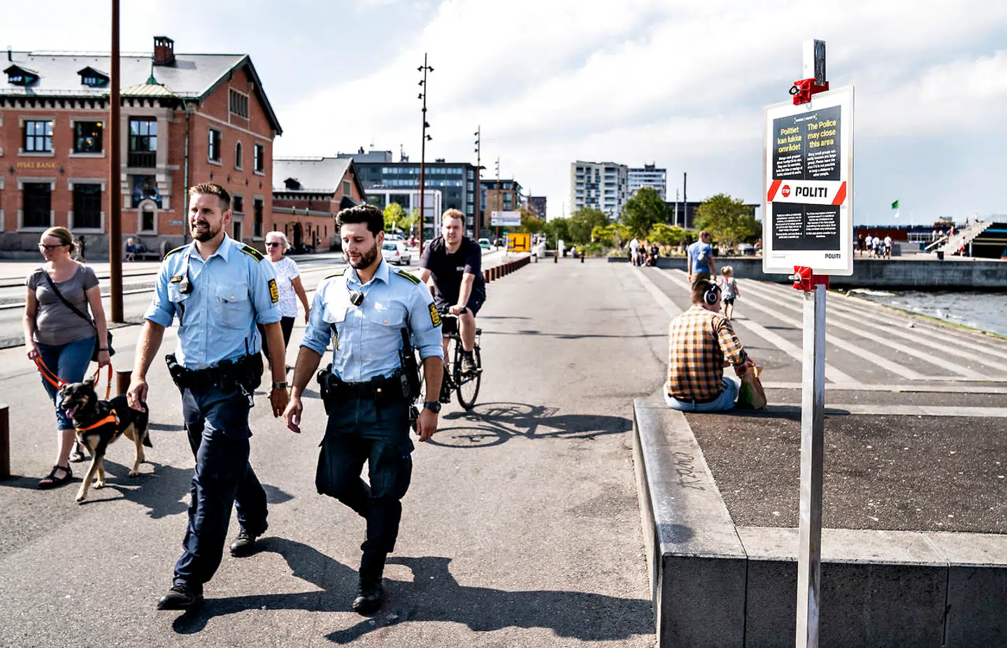 Betjente på patrulje på havnefronten i Aalborg midt i august.