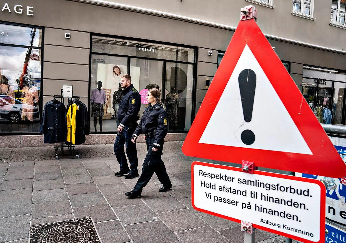Betjente fra Nordjyllands Politi på patrulje i forbindelse med håndhævning af regler om afstand ved erhvervslivets genåbning, i gågaden og opholdsarealer i Aalborg, tirsdag 28. april 2020. (Foto: Henning Bagger/Ritzau Scanpix)