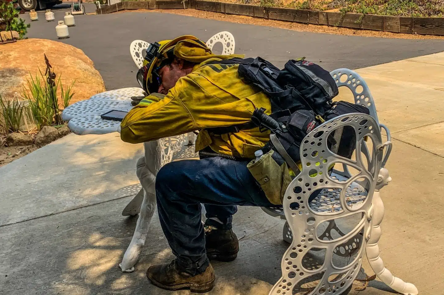 En udmattet brandmand tager en pause fra slukningsarbejdet af de enorme skovbrande i Californien. Steve Russo/Reuters