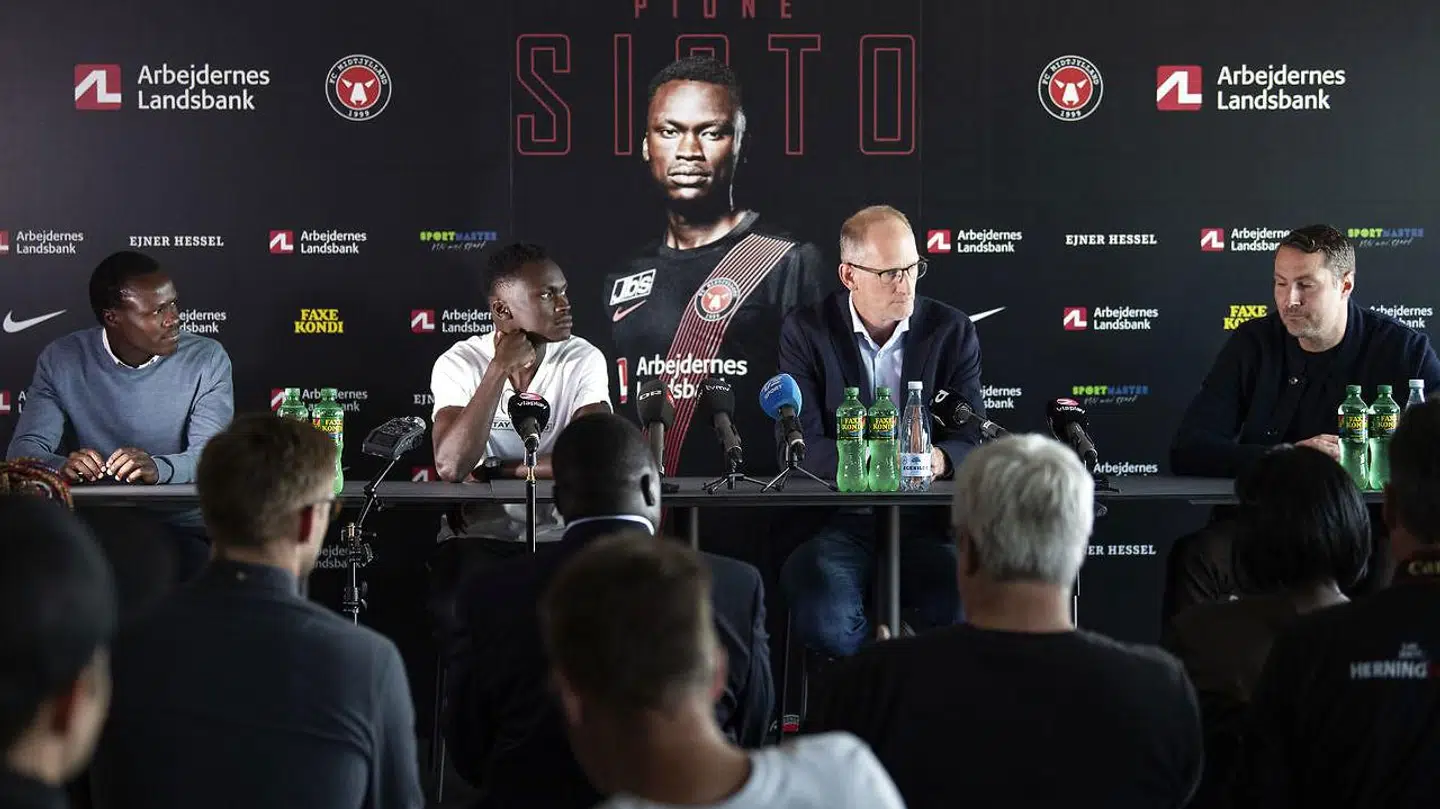 Angelo Sisto sad med på podiet.