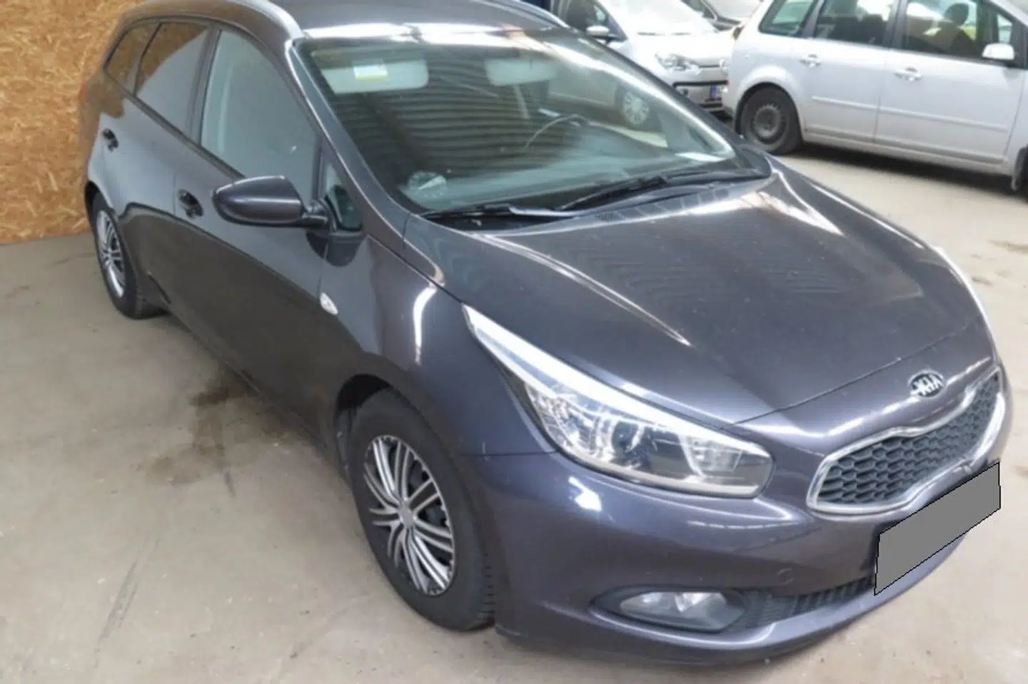 I forbindelse med efterforskningen af drabet på den 18-årige efterlyste politiet i april i år billeder af denne Kia Ceed, der holdt på en parkeringsplads i Kikhøjparken i Holbæk på gerningstidspunktet.