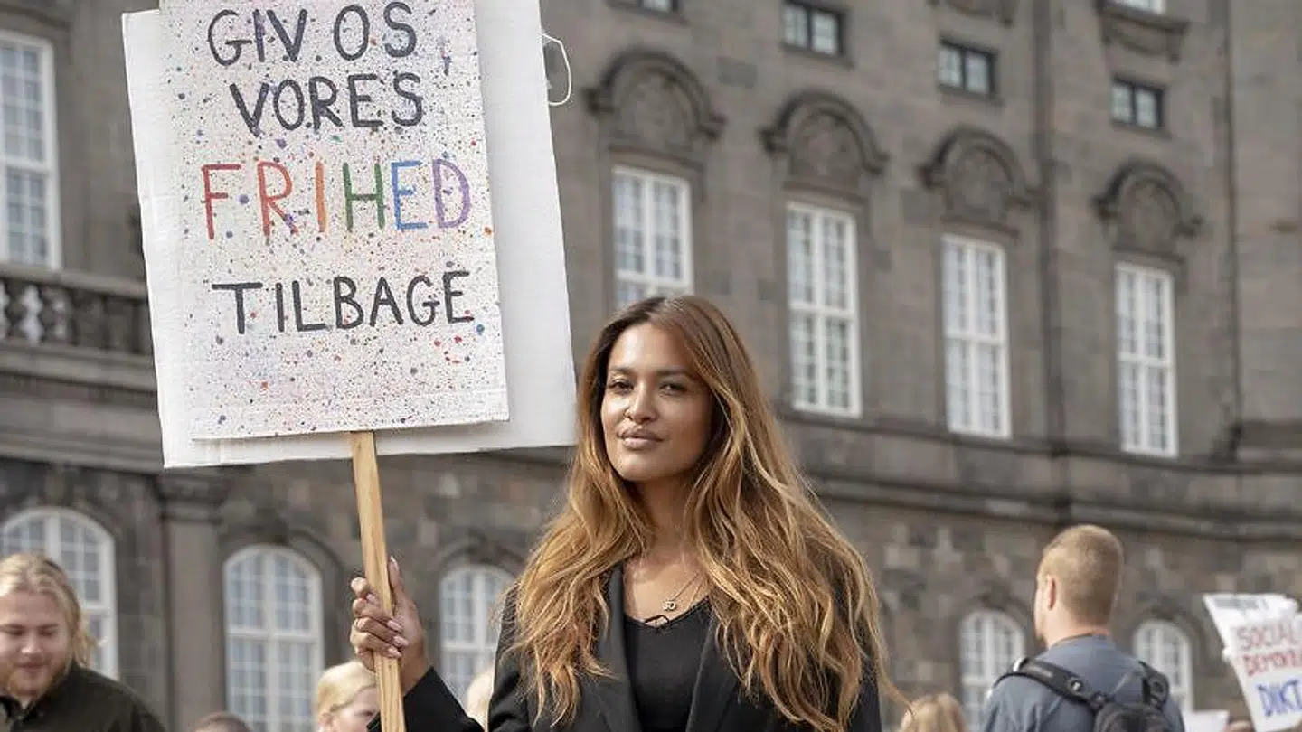 Reportagebilleder fra demonstration foran Christiansborg d.29 august, 2020 - arrangeret af "Jorden Frihed Kundskab" og "Foreningen Nej Til Tvangsvacciner. Her demonstrerede de blandt andet mod kravet om mundbind i den kollektive trafik, 5G og tvangsvacciner. Her ses Saseline Sørensen iblandt demonstranterne.