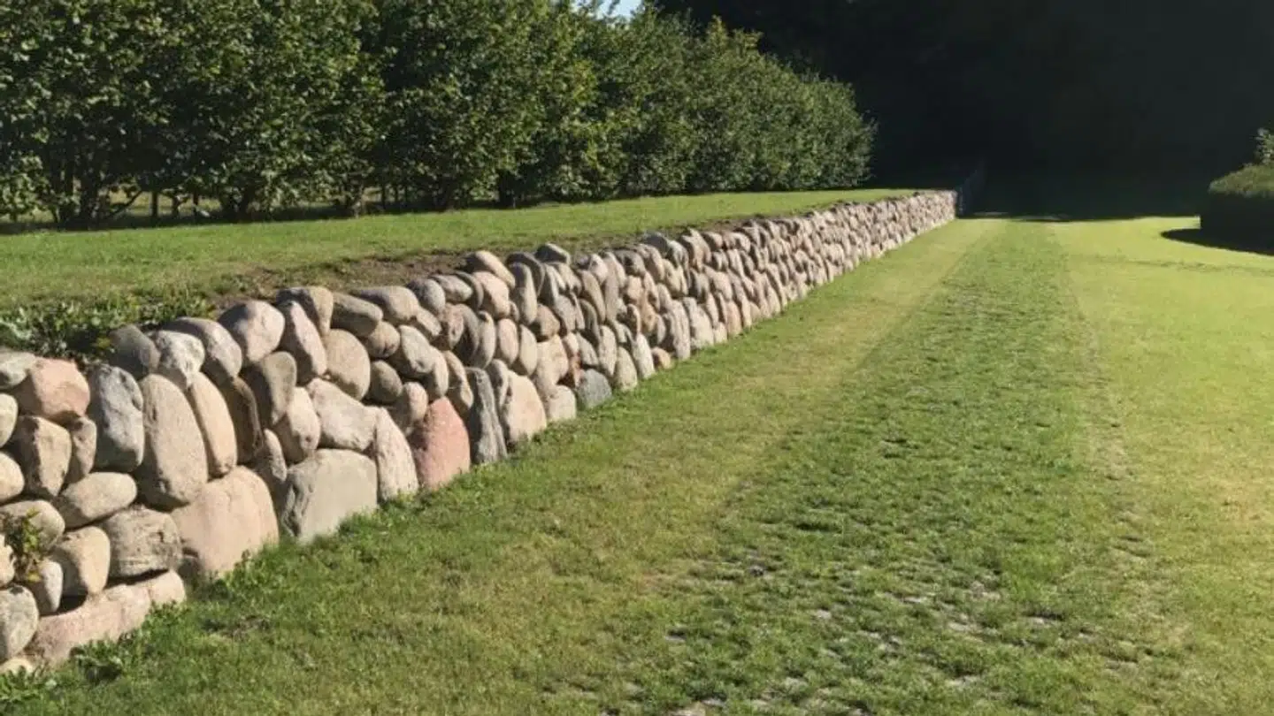 Tirsdag morgen. Da de ansatte i kirken havde besluttet at sætte stenene på plads, mødte dette syn dem dog. Alle sten var sat tilbage.