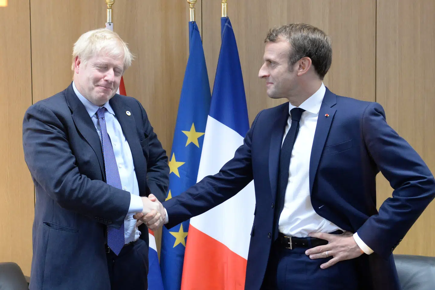 Så sikker var aftalen tilsyneladende på EU-topmødet i oktober sidste år. Den britiske premierminister, Boris Johnson, giver Frankrigs præsident, Emmanuel Macron, håndslag på den britiske udtrædelsesaftale med EU. Johanna Geron/Reuters
