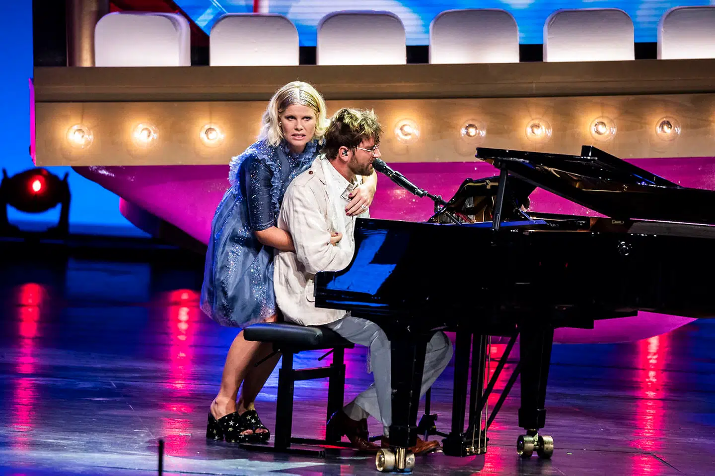 Malte Ebert og Sofie Linde på scenen ved 'Zulu Comedy Galla 2020', der blev afholdt i Operaen i København onsdag 26. august 2020. (Foto: Martin Sylvest/Ritzau Scanpix 2020)